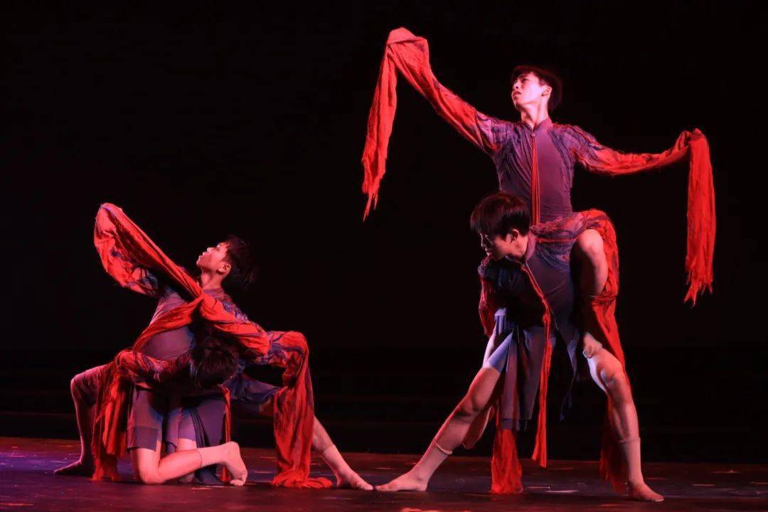 开云网页版-包含重返赛场首场状态出色，SKT观众沸腾！，TheShy重返赛场赢得满堂喝彩的词条